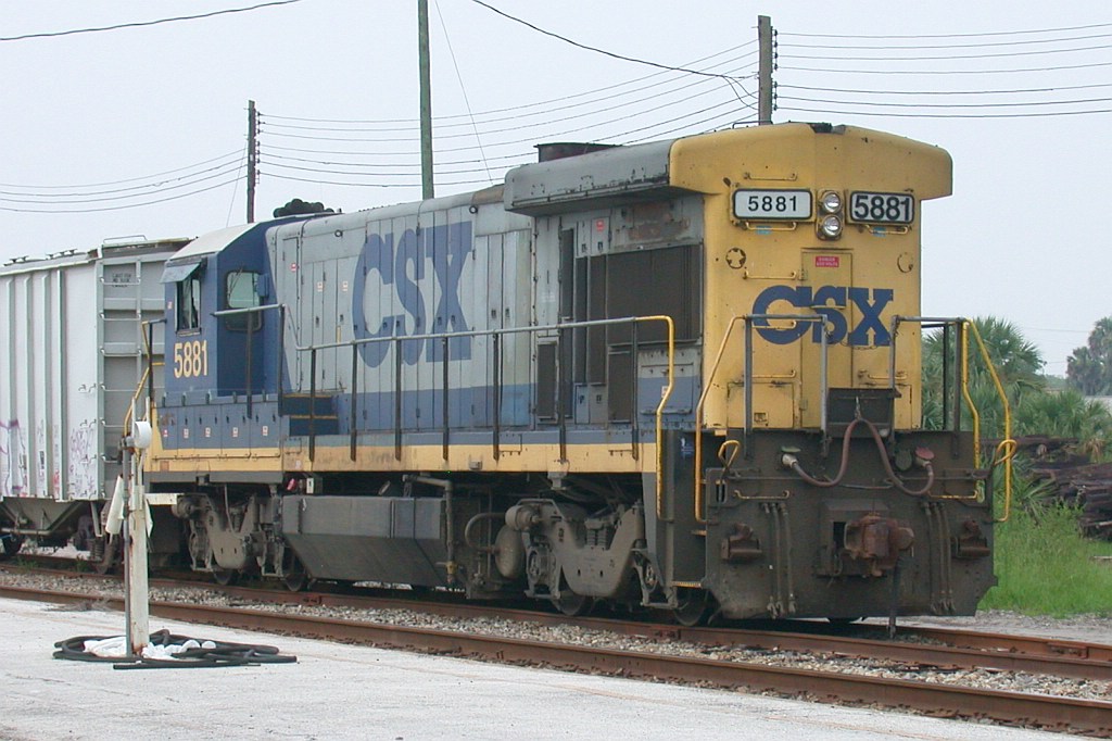 CSX 5881: check the font on the number boards!!